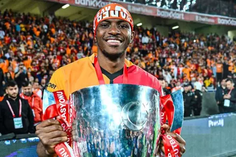 شرط بسبب الأندية الإيطالية.. جالاتا سراي يقترب من حسم صفقة أوسيمين